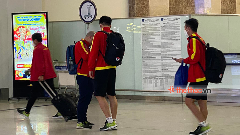 ĐT Việt Nam có mặt ở sân bay đi Indonesia ngay sau trận đấu với Myanmar - Ảnh 8