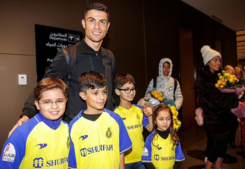 Ronaldo đặt chân đến Saudi Arabia, chuẩn bị kiểm tra y tế với Al Nassr - Ảnh 2