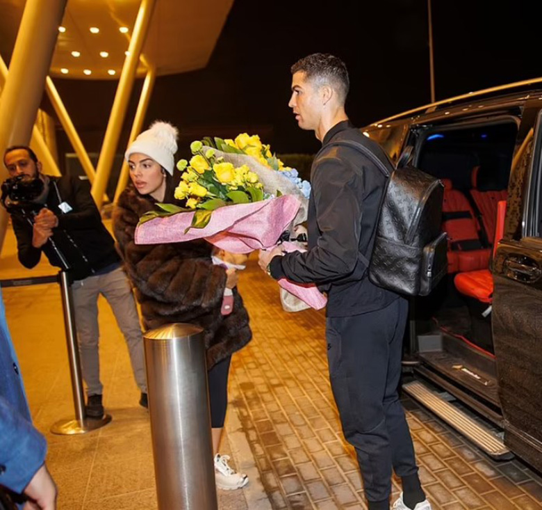 Ronaldo đặt chân đến Saudi Arabia, chuẩn bị kiểm tra y tế với Al Nassr - Ảnh 3