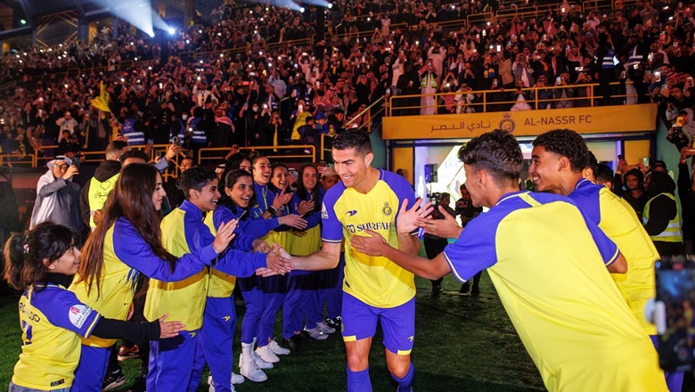 CHÙM ẢNH: Ronaldo rạng rỡ ra mắt Al Nassr cùng gia đình, khán giả ngồi kín sân - Ảnh 4