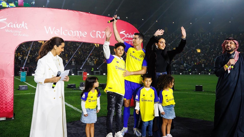 CHÙM ẢNH: Ronaldo rạng rỡ ra mắt Al Nassr cùng gia đình, khán giả ngồi kín sân - Ảnh 5