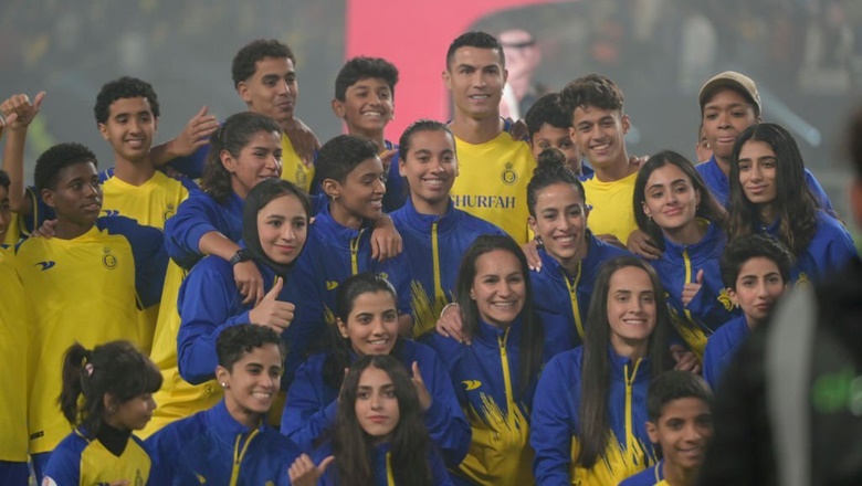 CHÙM ẢNH: Ronaldo rạng rỡ ra mắt Al Nassr cùng gia đình, khán giả ngồi kín sân - Ảnh 7