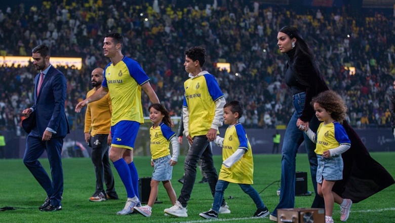 CHÙM ẢNH: Ronaldo rạng rỡ ra mắt Al Nassr cùng gia đình, khán giả ngồi kín sân - Ảnh 8