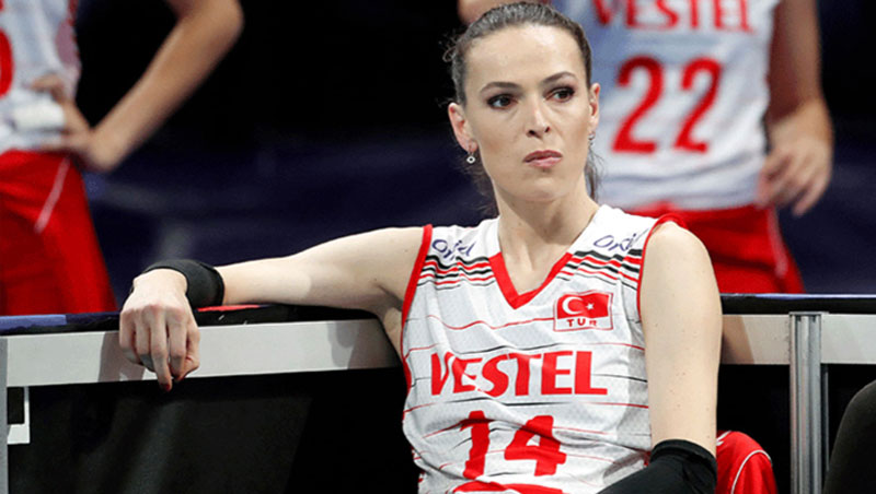 Huyền thoại bóng chuyền nữ Thổ Nhĩ Kỳ nhập viện khẩn cấp: Lộ nguyên nhân - Ảnh 1
