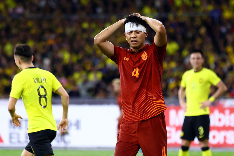 Trung vệ Thái Lan rách mắt ở trận thua Malaysia - Ảnh 1