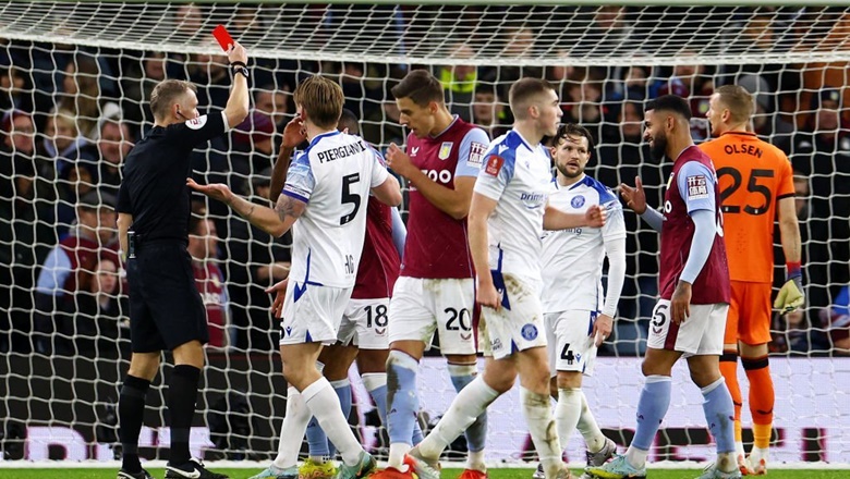 CLB hạng Tư thắng ngược Aston Villa chỉ trong 2 phút - Ảnh 1