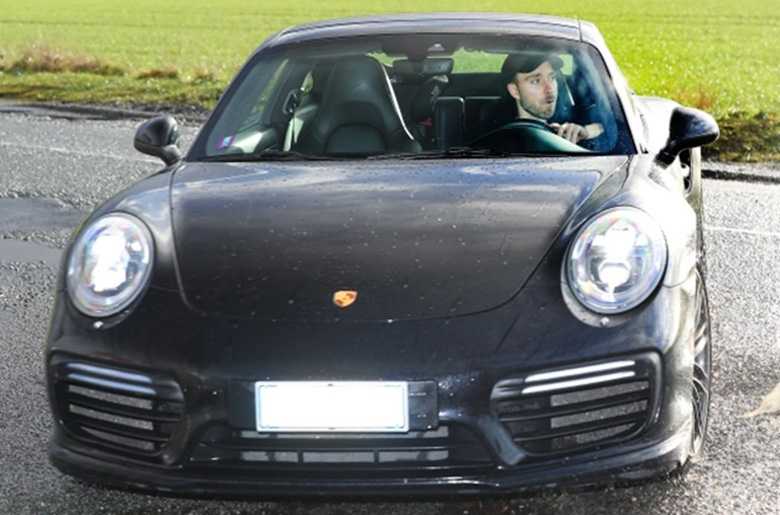 Antony lái 'bò' Lamborghini đến sân tập của MU sau tai nạn xe hơi đêm giao thừa - Ảnh 4