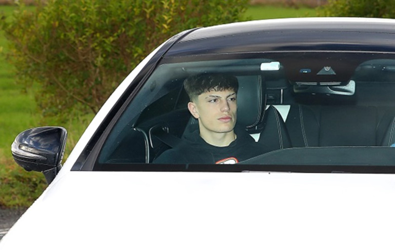Antony lái 'bò' Lamborghini đến sân tập của MU sau tai nạn xe hơi đêm giao thừa - Ảnh 10