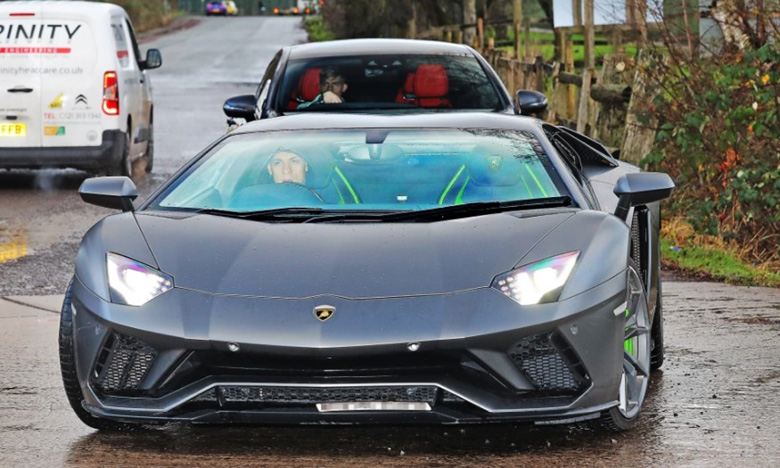 Antony lái 'bò' Lamborghini đến sân tập của MU sau tai nạn xe hơi đêm giao thừa - Ảnh 12
