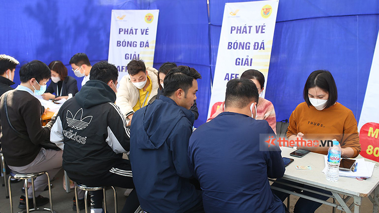 Dòng người đội nắng xếp hàng lấy vé xem tuyển Việt Nam gặp Thái Lan - Ảnh 3
