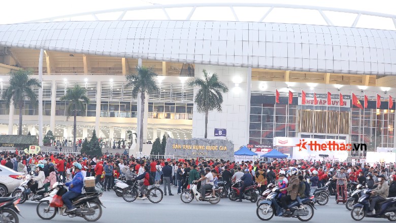 CĐV Việt Nam đến sân từ sớm, sẵn sàng tiếp lửa thầy trò Park Hang Seo đấu Thái Lan - Ảnh 6