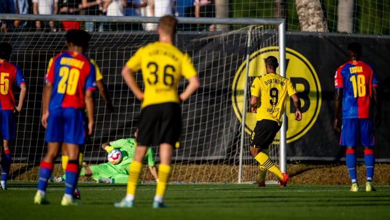 Haller lập hat-trick đầu tiên cho Dortmund sau khi chiến thắng bệnh ung thư - Ảnh 2