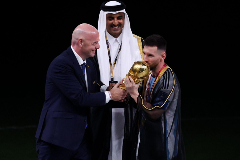 Chủ tịch FIFA trao cúp vô địch AFF Cup 2022 - Ảnh 1
