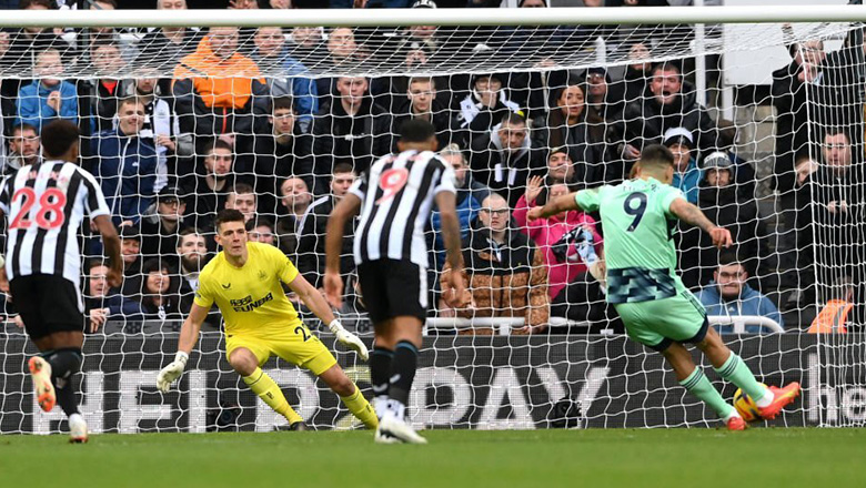 Mitrovic GÂY SỐC với cú đá penalty 2 chạm ở trận Newcastle vs Fulham - Ảnh 1