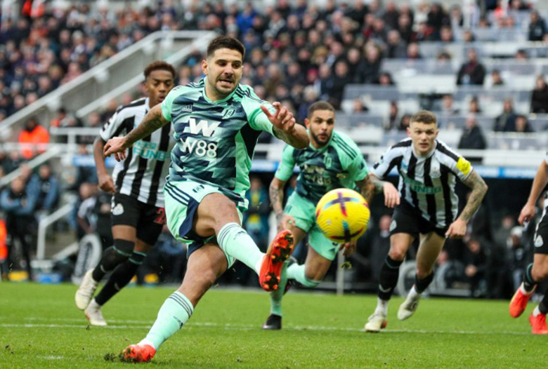 Mitrovic GÂY SỐC với cú đá penalty 2 chạm ở trận Newcastle vs Fulham - Ảnh 2