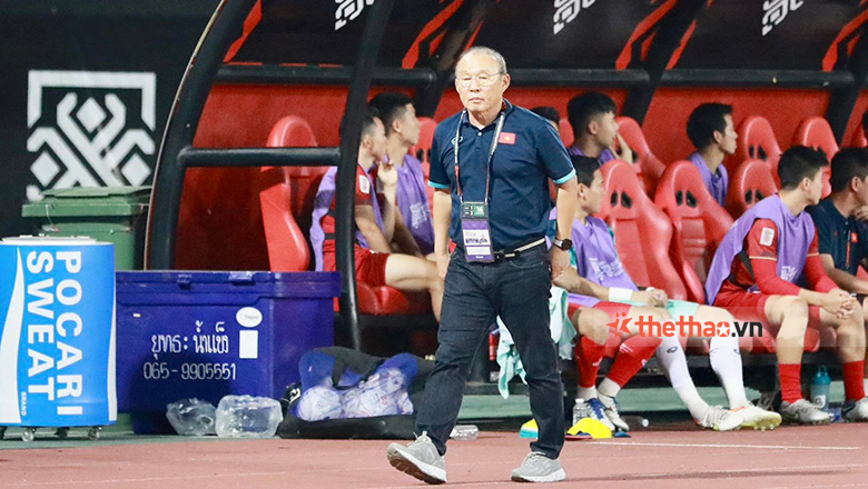 HLV Park Hang Seo tháo tấm HCB AFF Cup, tươi cười trong ngày cuối cùng dẫn dắt ĐT Việt Nam - Ảnh 13