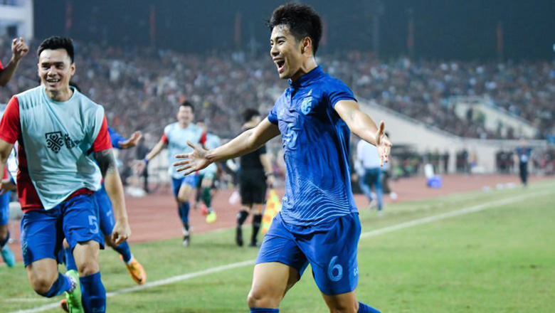 Tiền vệ Thái Lan vượt mặt Kiatisuk, Chanathip để đi vào lịch sử AFF Cup - Ảnh 1