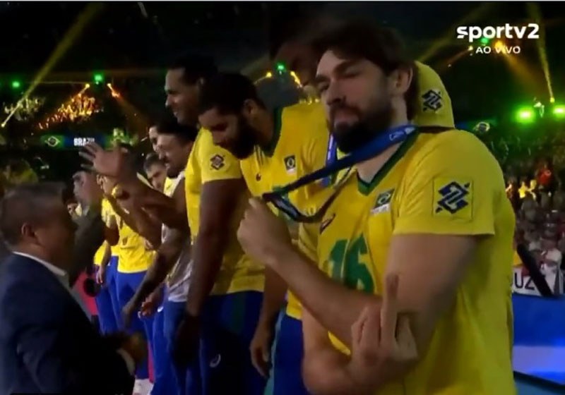 Giơ 'ngón tay thối' trong lễ trao giải, sao bóng chuyền Brazil nhận án phạt - Ảnh 1