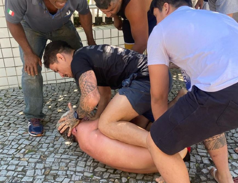 Võ sĩ UFC trổ tài bắt cướp trên đường phố Brazil - Ảnh 2