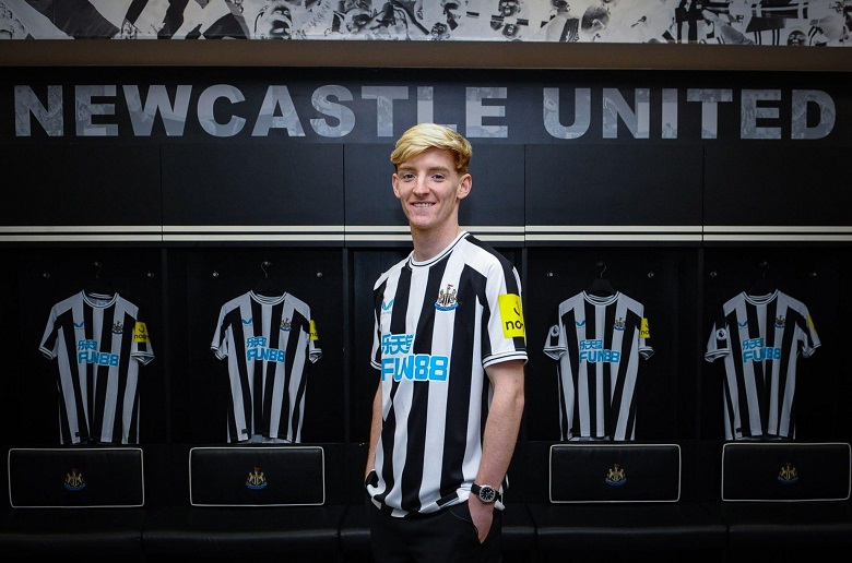 Newcastle chính thức đón sao trẻ Anthony Gordon với giá 45 triệu bảng - Ảnh 2