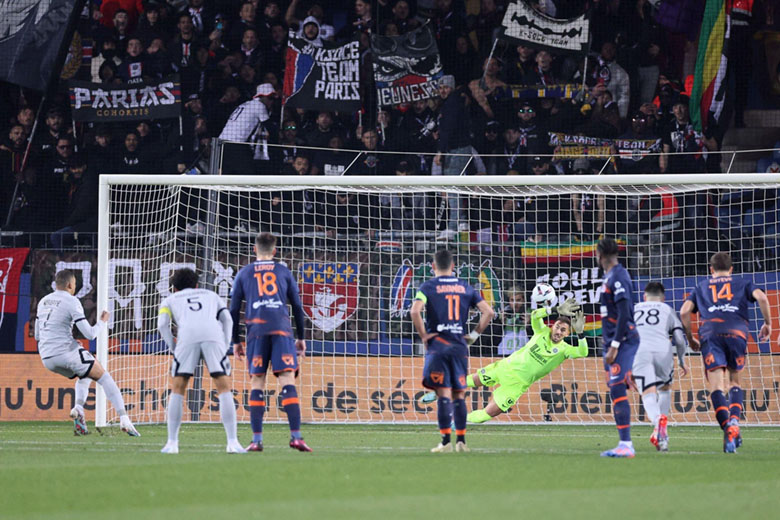 Mbappe đá hỏng 2 quả phạt đền trong 2 phút, sớm rời sân trong trận PSG thắng Montpellier - Ảnh 1
