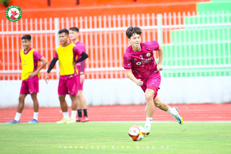 Tiền vệ Việt kiều Viktor Lê ra mắt CLB Bình Định ở V.League, gây sốt với vẻ ngoài lãng tử - Ảnh 5