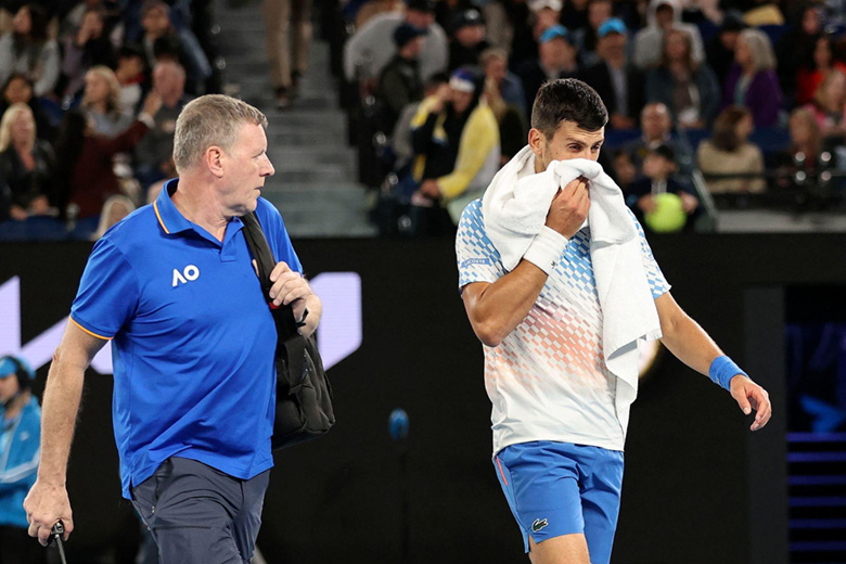 Djokovic lại bị tố giả vờ chấn thương ở Úc mở rộng 2023 - Ảnh 1