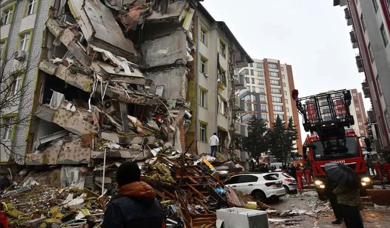 Cả đội bóng chuyền nữ nằm dưới đống đổ nát sau động đất ở Thổ Nhĩ Kỳ - Ảnh 1