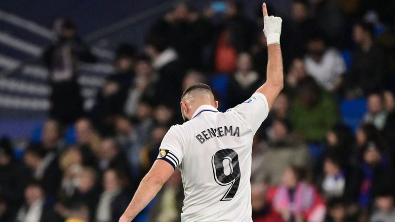 Benzema vượt 'Chúa nhẫn' Raul trong ngày Real Madrid thắng đậm, rút ngắn cách biệt với Barca - Ảnh 1