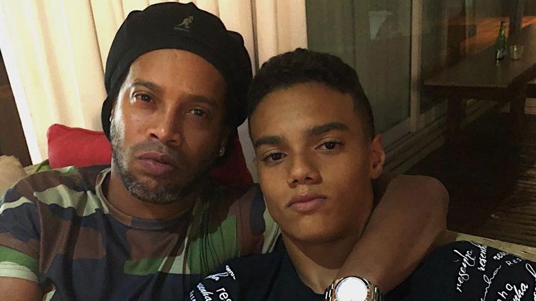 Con trai Ronaldinho ra mắt U19 Barca ở trận giao hữu với đội trẻ MU - Ảnh 1