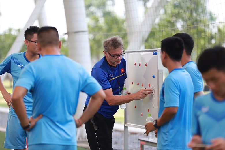 HLV Philippe Troussier: Ưa thích sơ đồ 3-4-3, tin rằng bóng đá Việt Nam nên học theo Nhật Bản - Ảnh 1