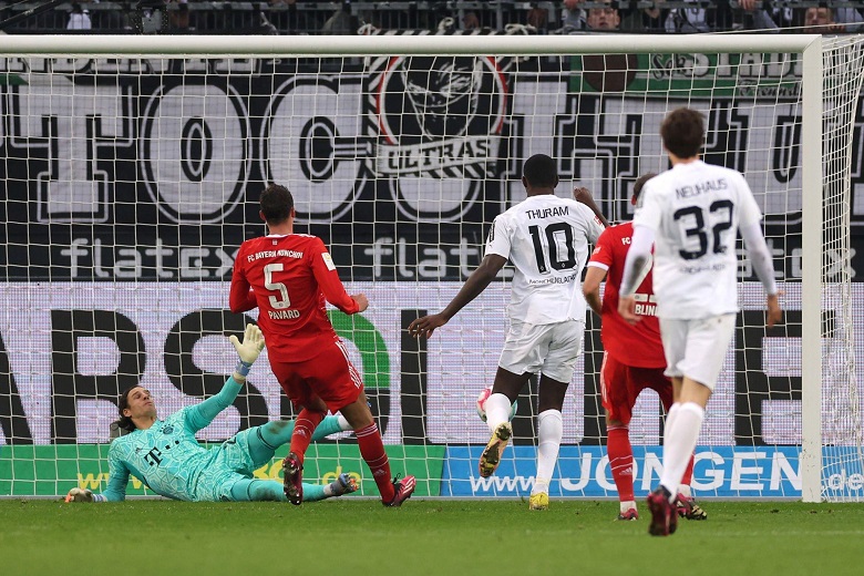 Kết quả bóng đá Monchengladbach vs Bayern Munich: Thảm họa thẻ đỏ, lại thua ‘khắc tinh’ - Ảnh 1