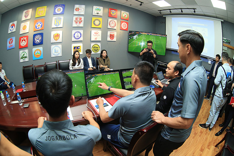 Trọng tài V.League làm quen với VAR, được giảng viên FIFA đào tạo trực tuyến - Ảnh 3