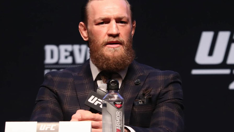 Võ thuật quốc tế 20/2: Conor McGregor bị chỉ trích vì đưa người nhà dự giải vòng loại UFC - Ảnh 1