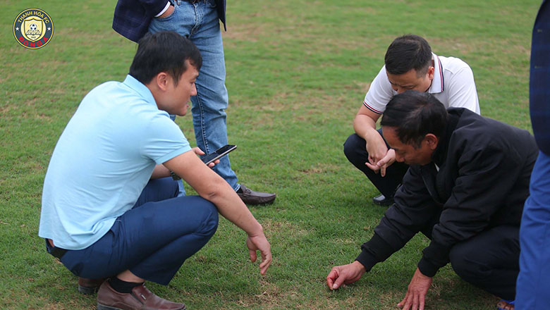 CLB Thanh Hóa nâng cấp mặt cỏ trước ngày V.League trở lại - Ảnh 1
