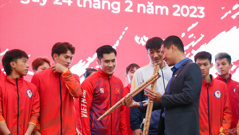 Đội tuyển võ gậy Việt Nam nhận được tài trợ trước thềm SEA Games 32  - Ảnh 1