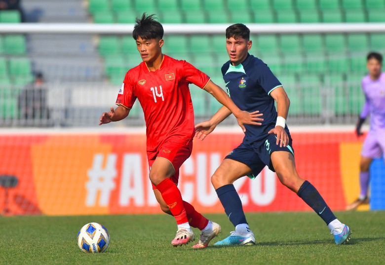 Quốc Việt thoát chấn thương nặng dù phải nằm cáng rời sân ở trận gặp U20 Australia - Ảnh 1