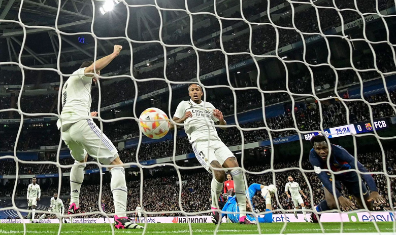 Kết quả bóng đá Real Madrid vs Barcelona: Trả giá vì sai lầm tai hại - Ảnh 1