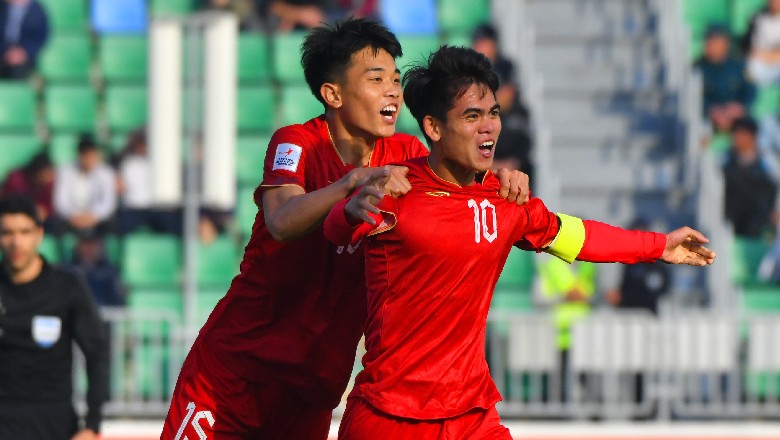Khuất Văn Khang chất vấn trọng tài sau trận thua U20 Iran - Ảnh 1