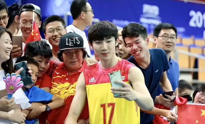 Mỹ nam bóng chuyền Trung Quốc bất ngờ xuất ngoại - Ảnh 1