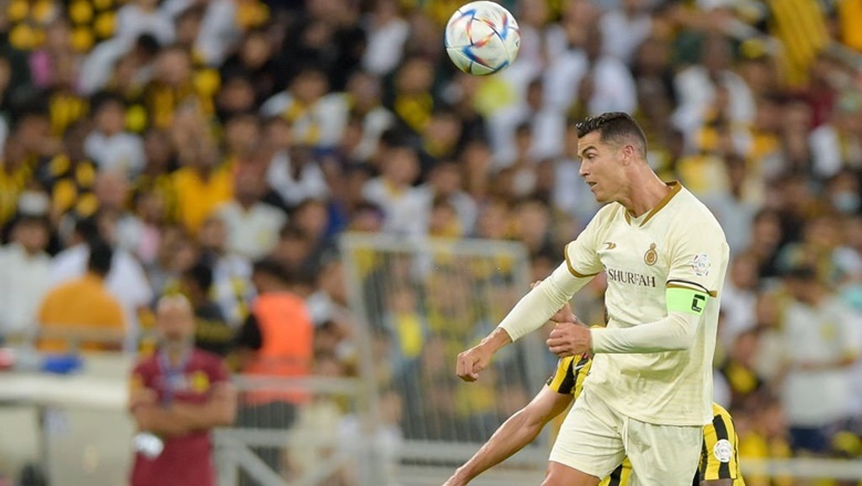 Ronaldo xé băng đội trưởng, trút giận vào chai nước vì CĐV hô tên Messi  - Ảnh 2