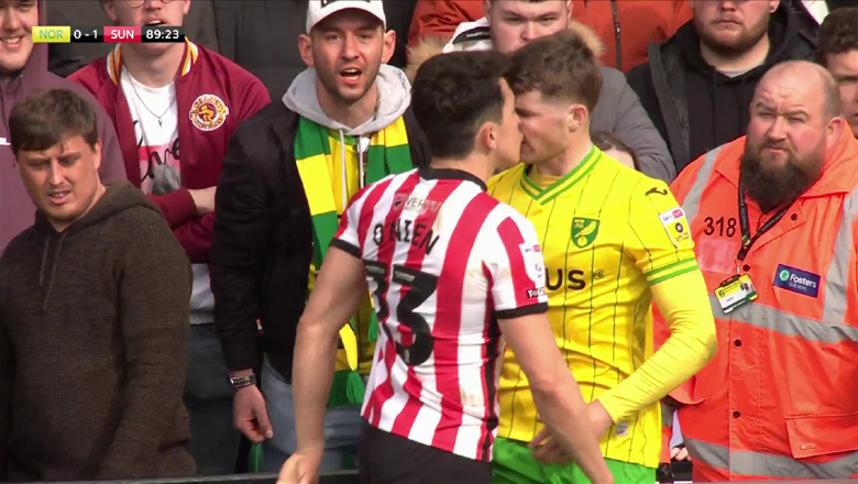 Cầu thủ Sunderland hôn môi đối thủ ngay trong trận đấu tại giải hạng Nhất Anh - Ảnh 1