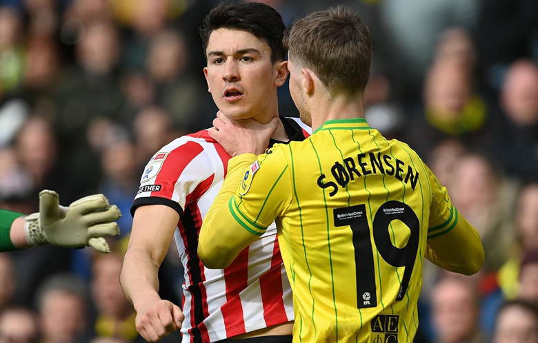 Cầu thủ Sunderland hôn môi đối thủ ngay trong trận đấu tại giải hạng Nhất Anh - Ảnh 2