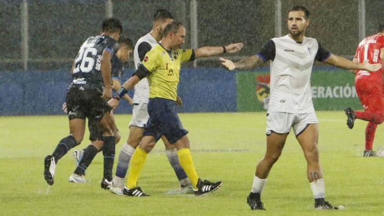 Trọng tài người Bolivia bị treo còi vì cho bù giờ trận đấu… 42 phút - Ảnh 2