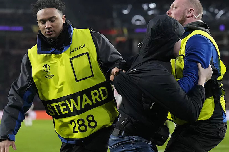 CĐV tấn công thủ môn Sevilla bị cấm đến sân của PSV 40 năm - Ảnh 2