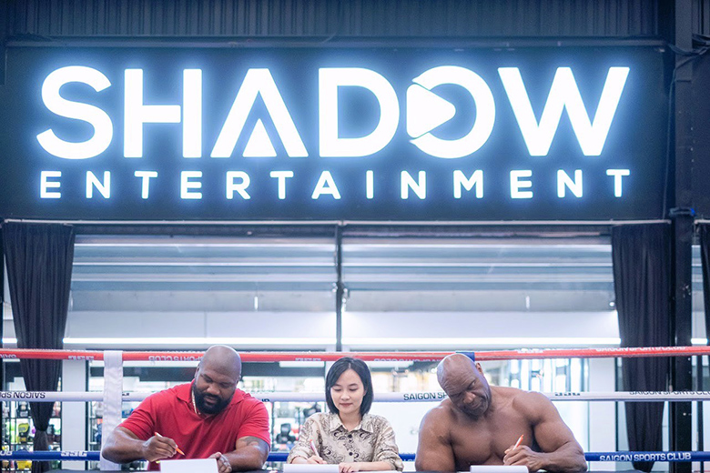 Công ty đại diện võ sĩ Việt Nam Shadow Entertainment ký hợp đồng với cựu vô địch UFC - Ảnh 1