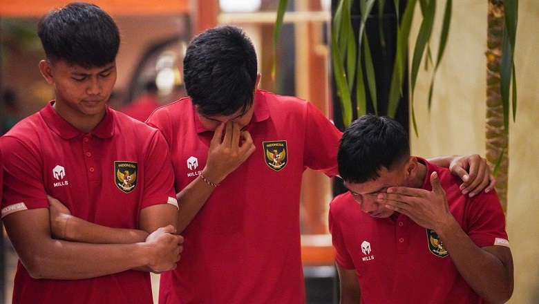 Cầu thủ U20 Indonesia khóc hết nước mắt vì mất U20 World Cup 2023 - Ảnh 1
