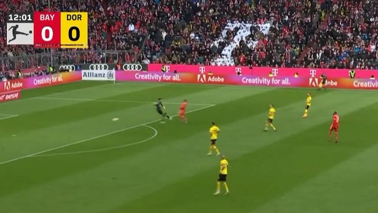 Thủ môn Dortmund 'tấu hài' khó tin, biếu không bàn thắng cho Bayern Munich - Ảnh 1