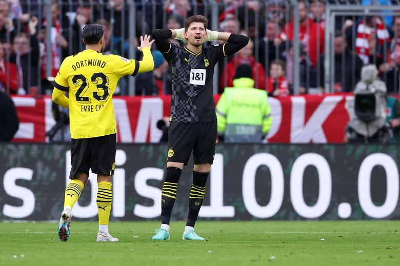 Thủ môn Dortmund 'tấu hài' khó tin, biếu không bàn thắng cho Bayern Munich - Ảnh 2