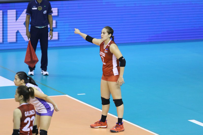 Á hậu Michele Gumabao không hài lòng với đội tuyển bóng chuyền nữ Philippines dự SEA Games 32 - Ảnh 1